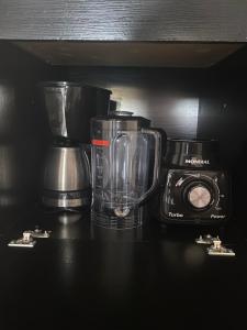 a blender and a camera sitting on a counter at Ap no centro piscina e churras in Ubatuba