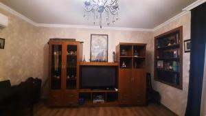 TV a/nebo společenská místnost v ubytování VILLA SABA WITH TWO BEDROOMS- სასტუმრო საბა