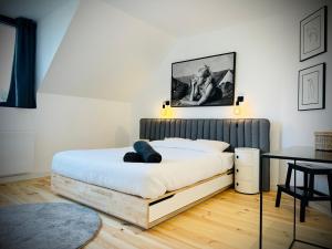 Villa Ô Wood & Chic في كوسيك: غرفة نوم بسرير مع أرضية خشبية