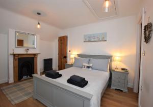 - une chambre avec un grand lit et une cheminée dans l'établissement Number 17, à Lynmouth
