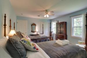 een slaapkamer met 2 bedden en een plafondventilator bij Rural and Spacious Virginia Home on about 2 Acres! in Orange