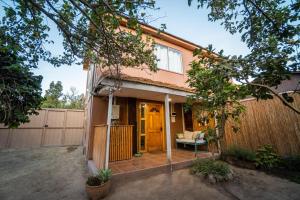 een huis met een houten deur en een hek bij Casa Doris in Vicuña
