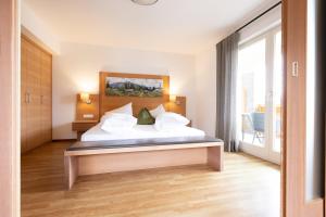 una camera da letto con un letto e una grande finestra di Residence Walchhof a Scena