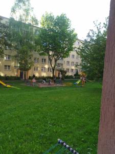 un parque con parque infantil frente a un edificio en Good Morning Piaskowa Góra, en Wałbrzych