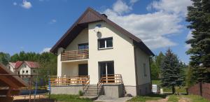 una casa en construcción con techo en Klimatyczny dom w Wąchocku, en Wąchock