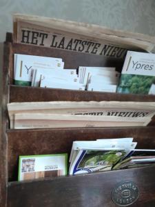 eine hölzerne Schublade mit Büchern und Zeitschriften in der Unterkunft Juliette's in Ypern