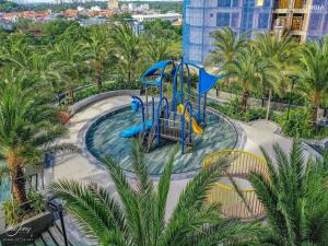 einen Wasserpark mit Spielplatz in einer Stadt in der Unterkunft The Song Balcony Apartment Vung Tau in Vũng Tàu