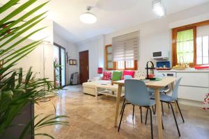 TV a/nebo společenská místnost v ubytování casa de los patios amurallados