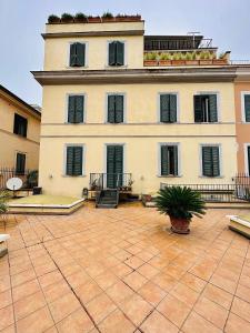 a large building with a courtyard in front of it at Hotel Principe Di Piemonte in Rome