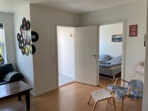uma sala de estar com um quarto com uma cama em Havne huset em Nakskov