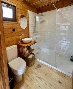 uma casa de banho com um WC, um lavatório e uma banheira em Mountain Eco Shelter 9 no Funchal