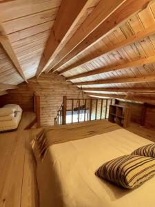 Cama grande en habitación con techo de madera en Mountain Eco Shelter 9, en Funchal