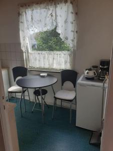 cocina con mesa, sillas y ventana en Apartment in Hirtshals, en Hirtshals