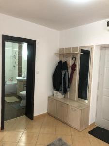 een kamer met een badkamer met een toilet en een wastafel bij Confort Apartment in Mediaş