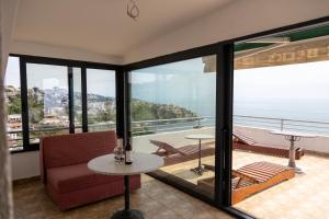 uma sala de estar com vista para o oceano em Apartments Hodžić em Ulcinj