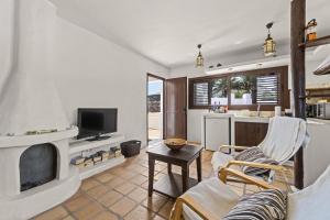Televízia a/alebo spoločenská miestnosť v ubytovaní Bermeja - Apartamento rural con piscina