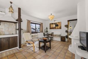 Televízia a/alebo spoločenská miestnosť v ubytovaní Bermeja - Apartamento rural con piscina + 4 fotografie