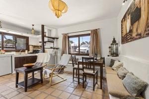 Posedenie v ubytovaní Bermeja - Apartamento rural con piscina