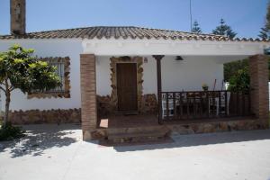サオラにあるViviendas Turísticas El Meroの茶色の扉のある小さな白い家