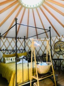 um quarto com uma cama numa tenda em Flume's End em Nevada City
