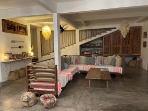a living room with a couch and a table at Casa da Gwen in Jericoacoara