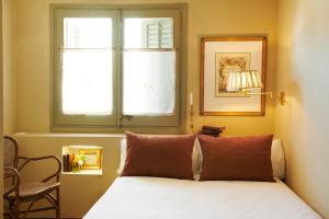 a bedroom with a bed with a window and a chair at Casa Sullà in Tremp +35 photos