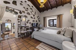 um quarto com uma cama grande e uma sala de estar em Maretas - Apartamento rural con piscina em Las Breñas