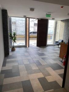 an office lobby with a potted plant on the floor at Alojamiento céntrico en Iquique in Iquique