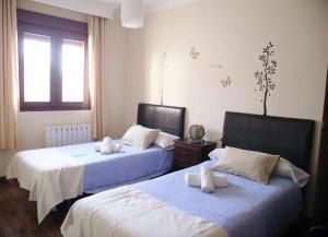 Giường trong phòng chung tại Casas rurales Medina-Las Eras +41 ảnh
