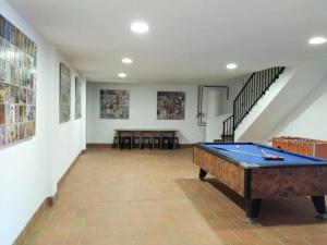 a pool table in a room with a staircase at Apartamento Medina Las Eras in Güevéjar