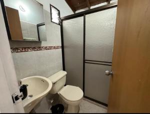 uma casa de banho com um WC, um lavatório e um chuveiro em HERMOSO APTO EN LAURELES em Medellín