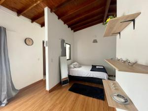 um quarto com uma cama e uma mesa num quarto em HERMOSO APTO EN LAURELES em Medellín