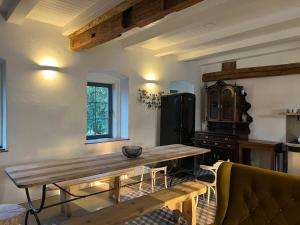 cocina con mesa de madera en una habitación en Horní Strakův mlýn en Úštěk