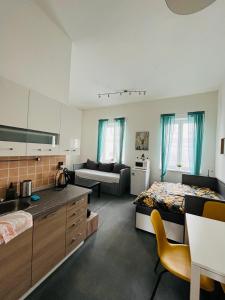 een grote kamer met 2 bedden en een bank bij Apartmá Luxura in Děčín