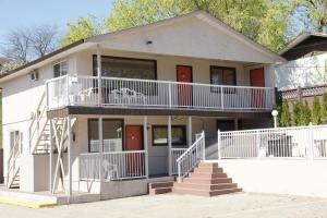 ein Haus mit einem Hund auf einem Balkon in der Unterkunft Canadas Best Value Inn & Suites-Vernon in Vernon