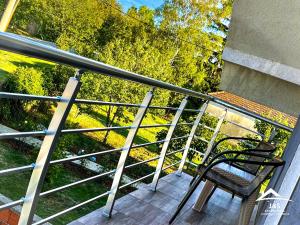 J&S Apartments - Gornja Toponica tesisinde bir balkon veya teras