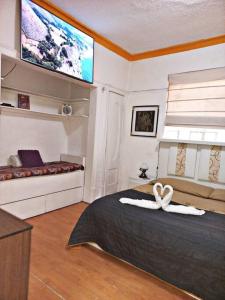 una camera da letto con un letto con un nastro bianco di Departamento luxury Condesa a Città del Messico
