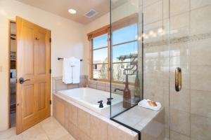 ein Bad mit einer Badewanne und einer Dusche mit einem Fenster in der Unterkunft El Corazon 12 in Santa Fe + 11 Fotos