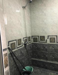 W łazience znajduje się prysznic ze szklanymi drzwiami. w obiekcie Villa Lizzy w mieście Batumi