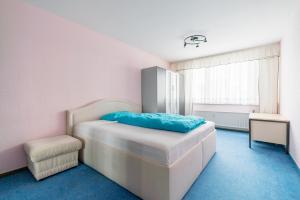 1 dormitorio con 1 cama, 1 silla y 1 ventana en Private Apartment, en Hannover