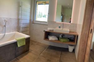 Ein Badezimmer in der Unterkunft Appartements Blumenwiese