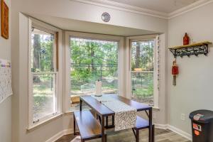 Un comedor con una mesa y dos ventanas. en Dog-Friendly Fayetteville Home with Fenced Yard!, en Fayetteville