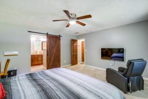 1 dormitorio con 1 cama y ventilador de techo en Quiet Fayetteville Home with Yard - Close to Shops!, en Fayetteville