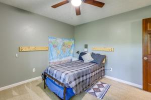 1 dormitorio con 1 cama y ventilador de techo en Quiet Fayetteville Home with Yard - Close to Shops!, en Fayetteville