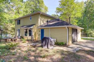 una pequeña casa amarilla con patio en Quiet Fayetteville Home with Yard - Close to Shops!, en Fayetteville