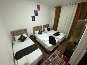 Katil atau katil-katil dalam bilik di taila hostel