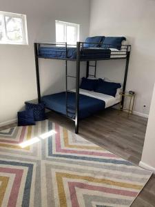- 2 lits superposés dans une chambre avec un tapis dans l'établissement Lake Travis Oasis, Walk to Pool, Gym, Marina, Food, à Leander