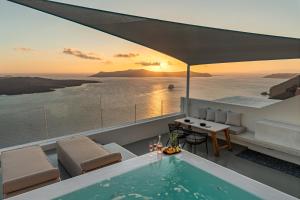 een uitzicht op de oceaan vanuit een villa met een zwembad bij Thera Villas in Fira
