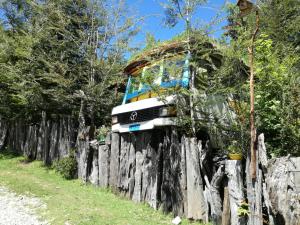 un autobus seduto sopra una recinzione di legno di Espacio Los Revellines a Panguipulli