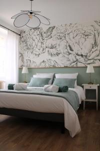 1 dormitorio con 1 cama grande y una gran pintura en la pared en Gîte avec jacuzzi 6 personnes, en Brouchaud